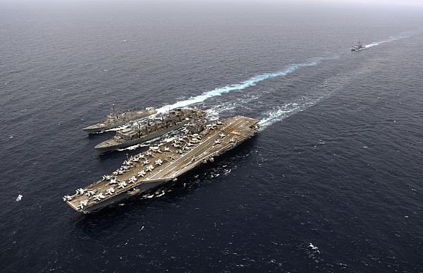 3 chiến hạm USNS Rainier (T-AOE 7) (ở giữa), carrier USS John C. Stennis (CVN 74) và USS Dewey (DDG 105) đang di chuyển gần nhau trên biển (ảnh ngày 31/8/2011).